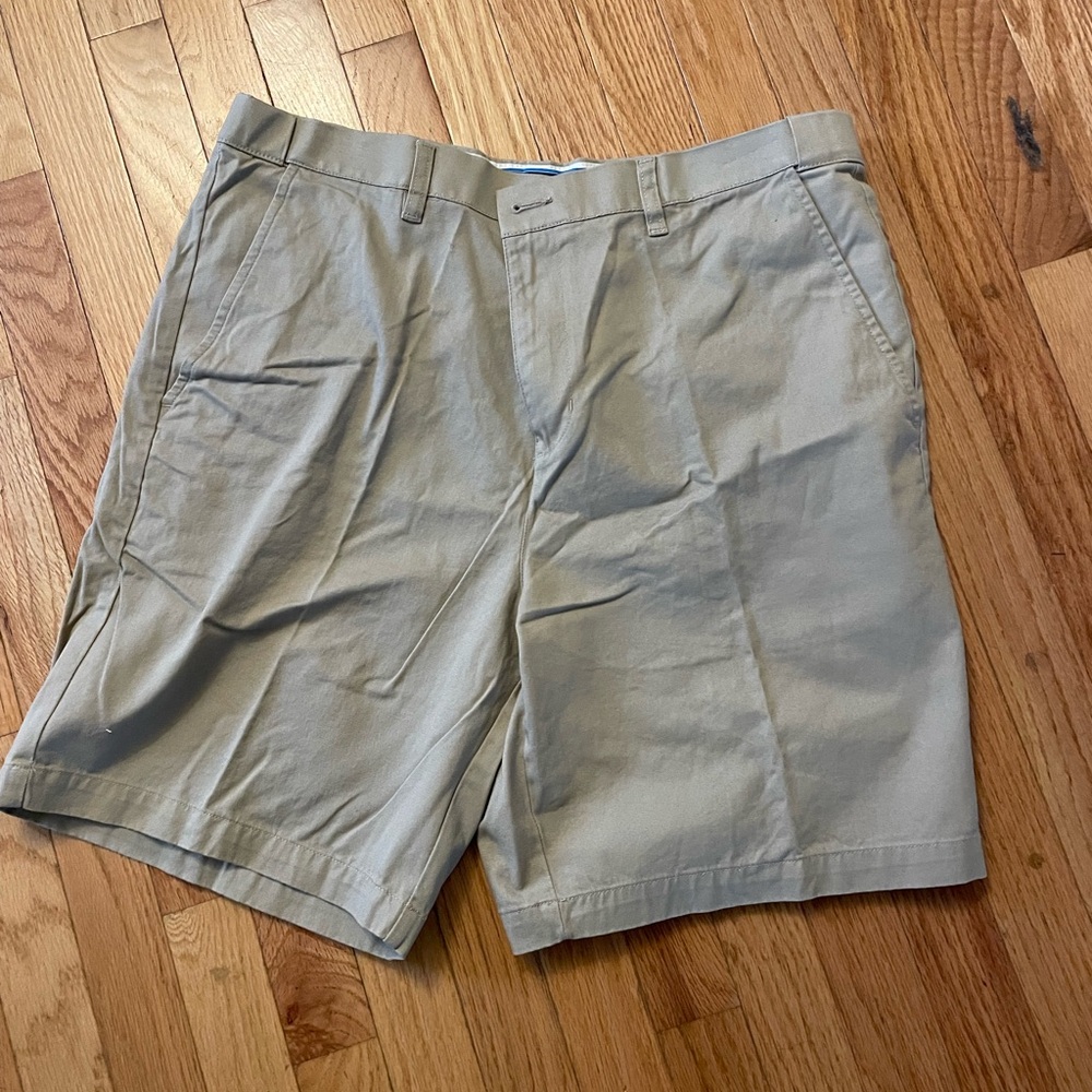 Men’s khaki shorts